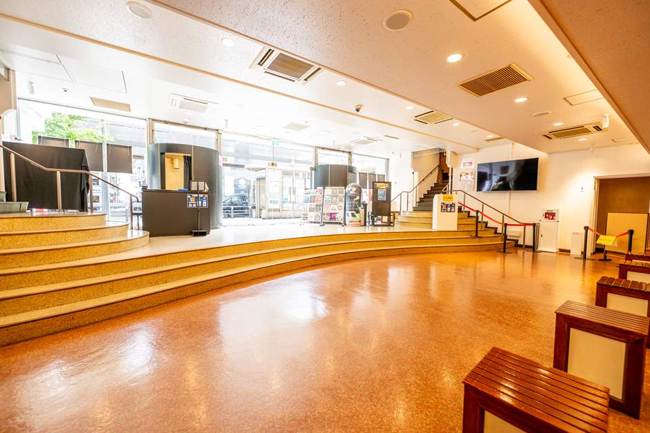 ロビーの両端には男女別のトイレが完備