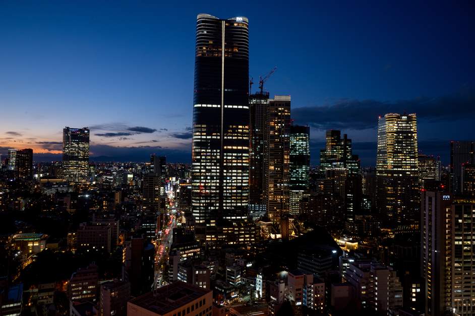 凛としてそびえる夜の森JPタワー