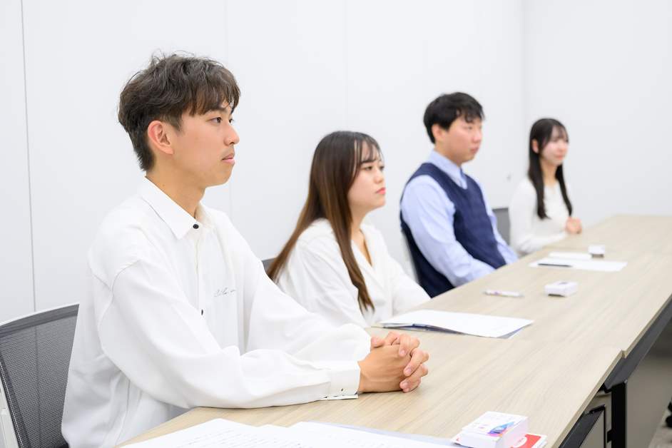 合同でインタビューに応じる4名