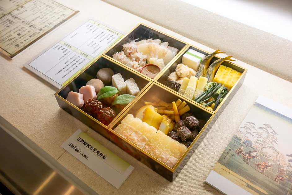 かすてら玉子やひらめの刺身などが詰まった豪華な花見弁当