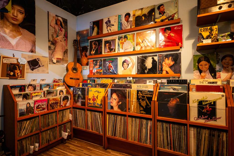 店内には当時流行していた歌謡曲や洋楽ポップスが流れている
