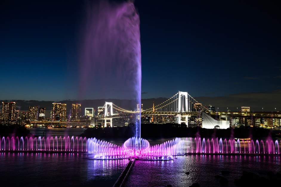 夜空を突き抜けるように打ち上がる巨大な水柱
