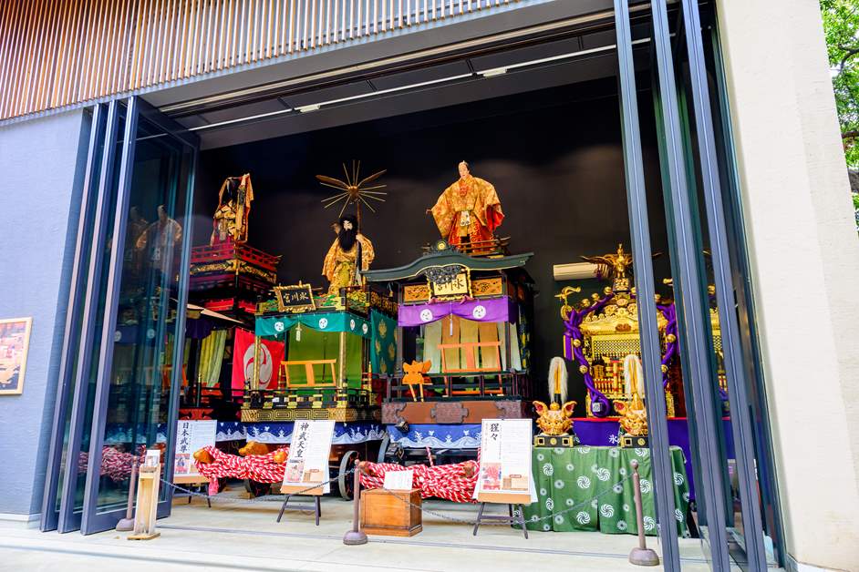 An Edo-style festival float is on display on the temple grounds.