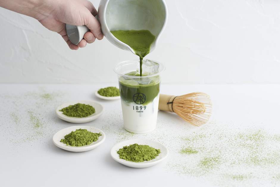 ミルクに茶筅で点てた濃い抹茶を加えたラテ