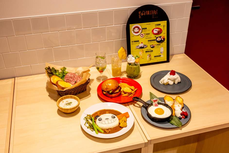 「パパンダカレー」（手前左）や「パンダコパンダ　デザートセット」（手前右）など