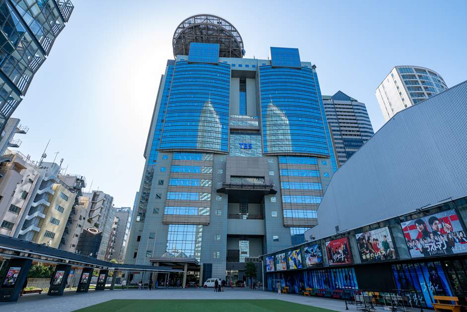 建物の1階ロビーには喫茶店があり、一般の方も利用が可能