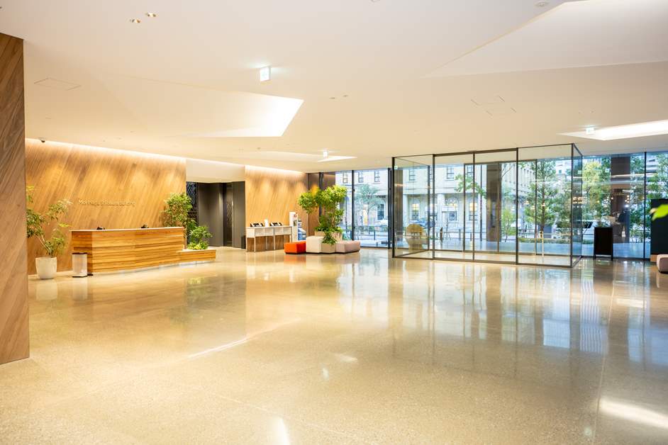緊急時には帰宅困難者などの受け皿になるエントランスホール