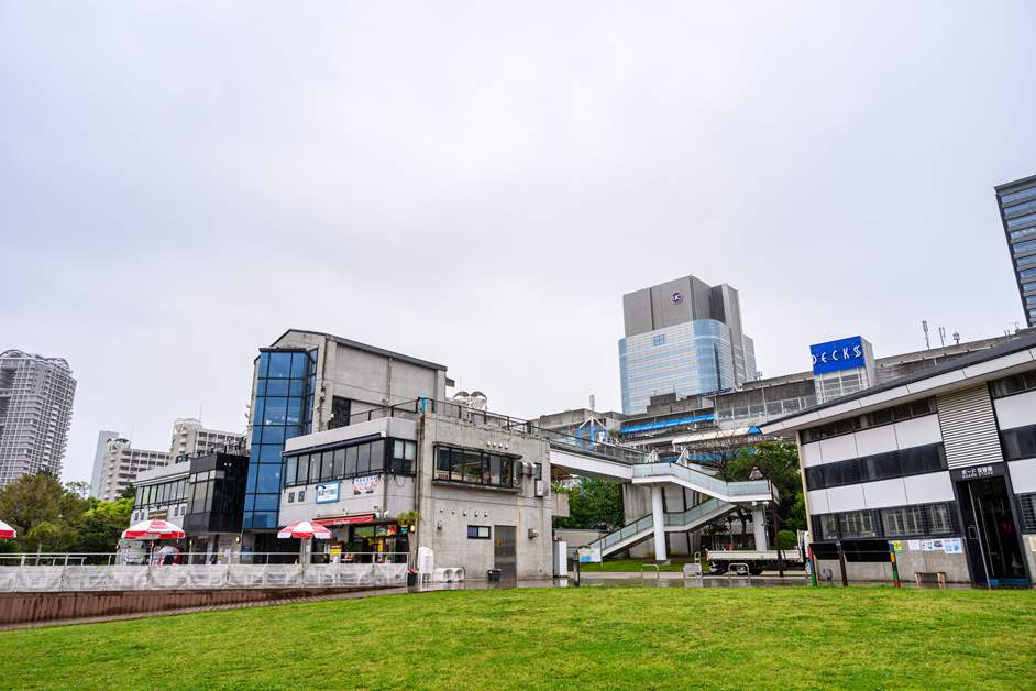 2階はレストラン、3階は展望広場
