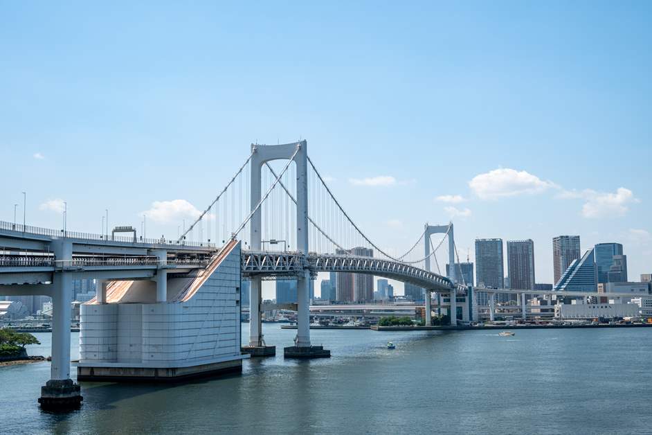 海に映える白銀の橋に見入ってしまうはず