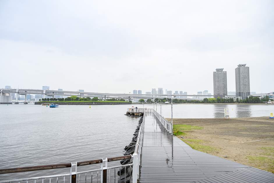 記念撮影をする人の姿が絶えない