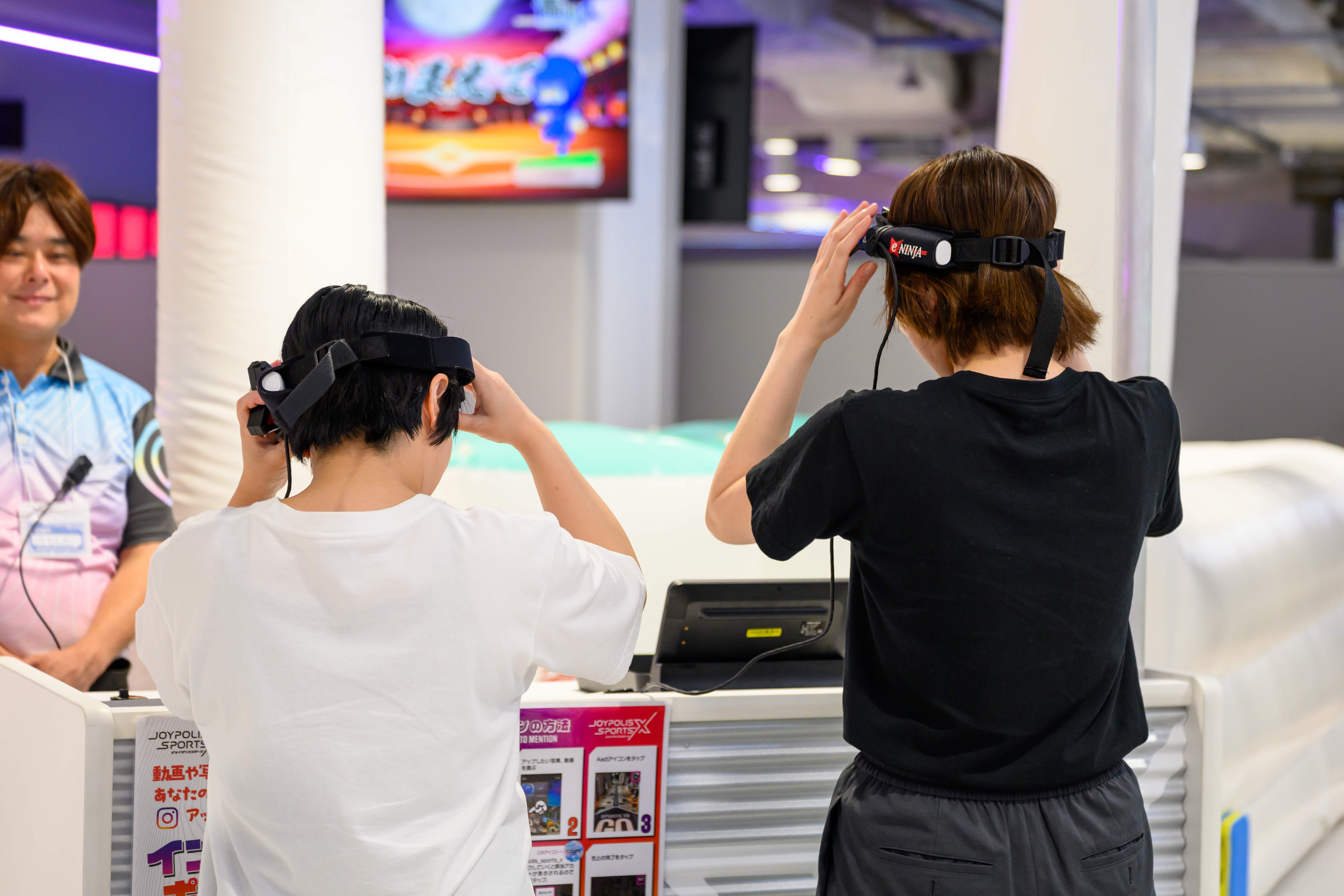 専用ヘッドセットと手裏剣デバイスを装着