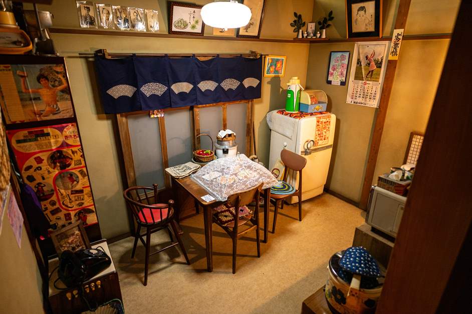 昭和中期は、ちゃぶ台から椅子とテーブルの洋風スタイルに切り替わった転換期