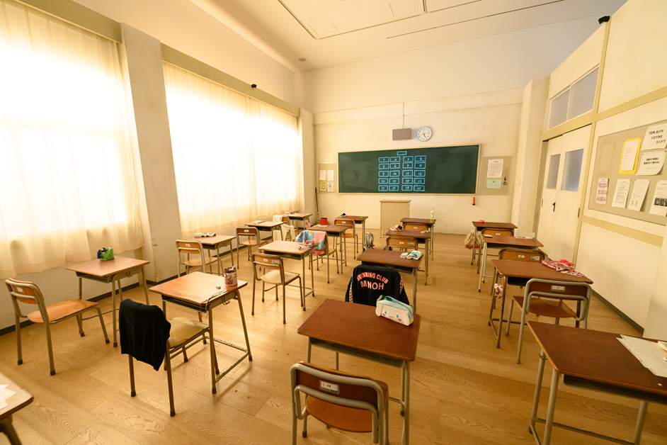 柔らかい陽光の差し込む教室を再現