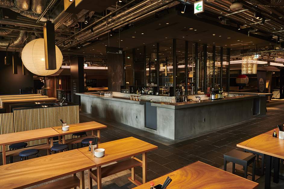 店内は気取らずに楽しめる居酒屋スタイル
