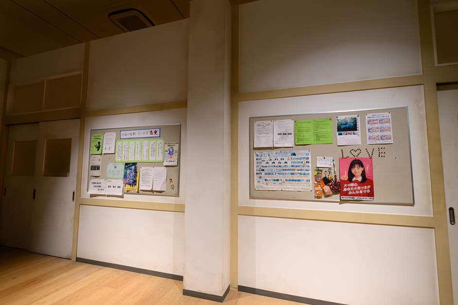 掲示板には生徒による短歌や校内イベントのポスターなどが貼られている