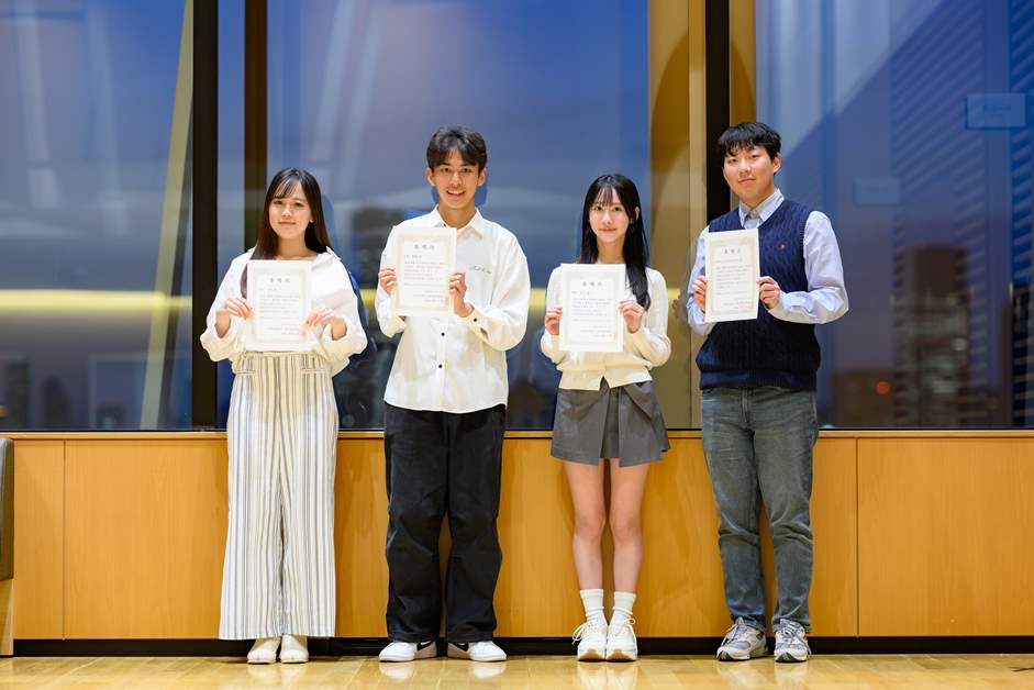 左から塩谷美咲さん、石野貴暉さん、豊原花音さん、崔炫石さん
