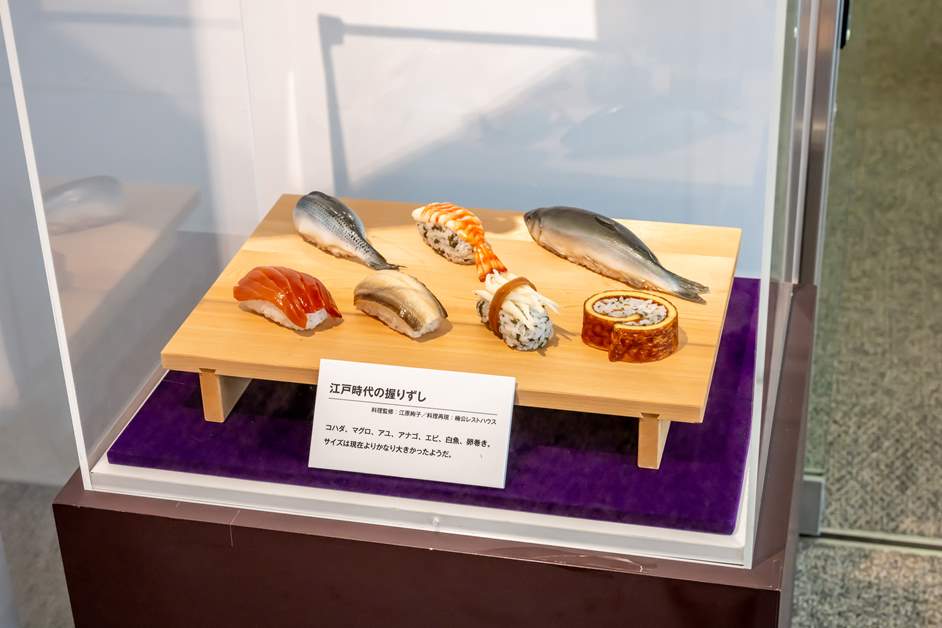 左上からコハダ、エビ、アユ、マグロ、アナゴ、白魚、卵巻き。サイズは現在よりかなり大きめ