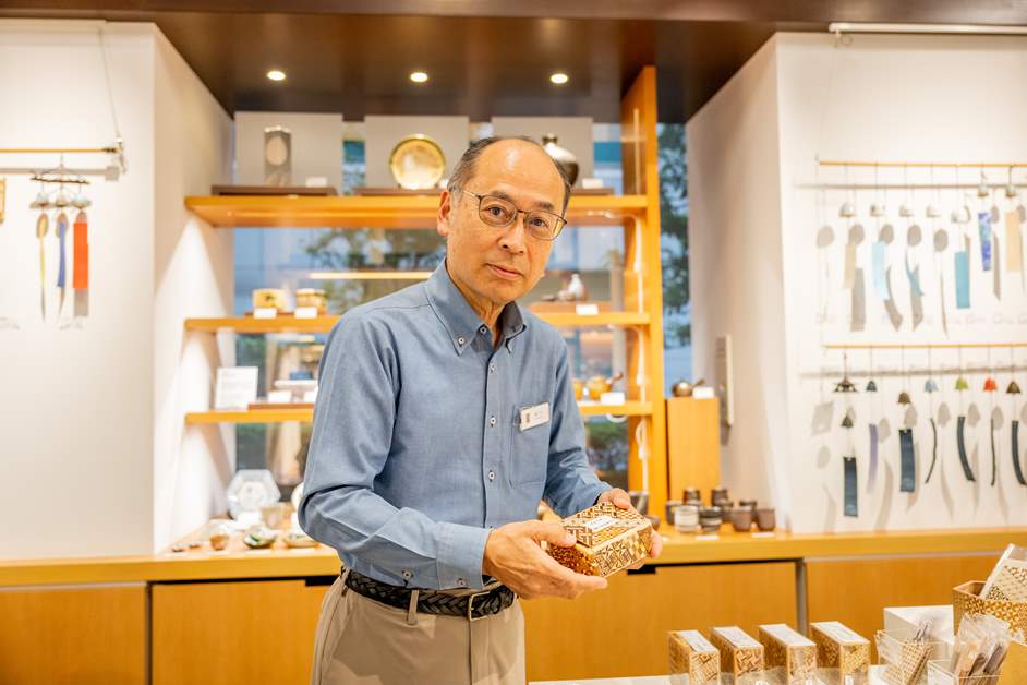 店長の朝川さんが手にしているのは、幾何学模様が美しい箱根寄木細工