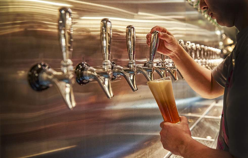 タップ（注ぎ口）からビールが注がれていく