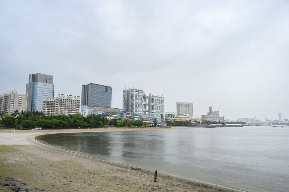 ビーチの白い砂は伊豆諸島の神津島から運ばれてきたもの