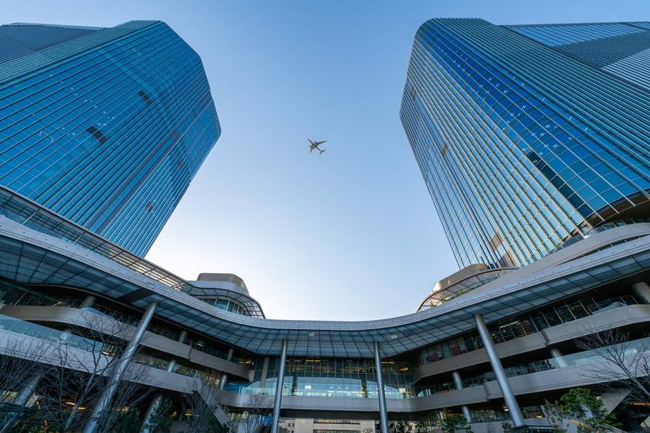 上空を飛行機が通り過ぎた瞬間