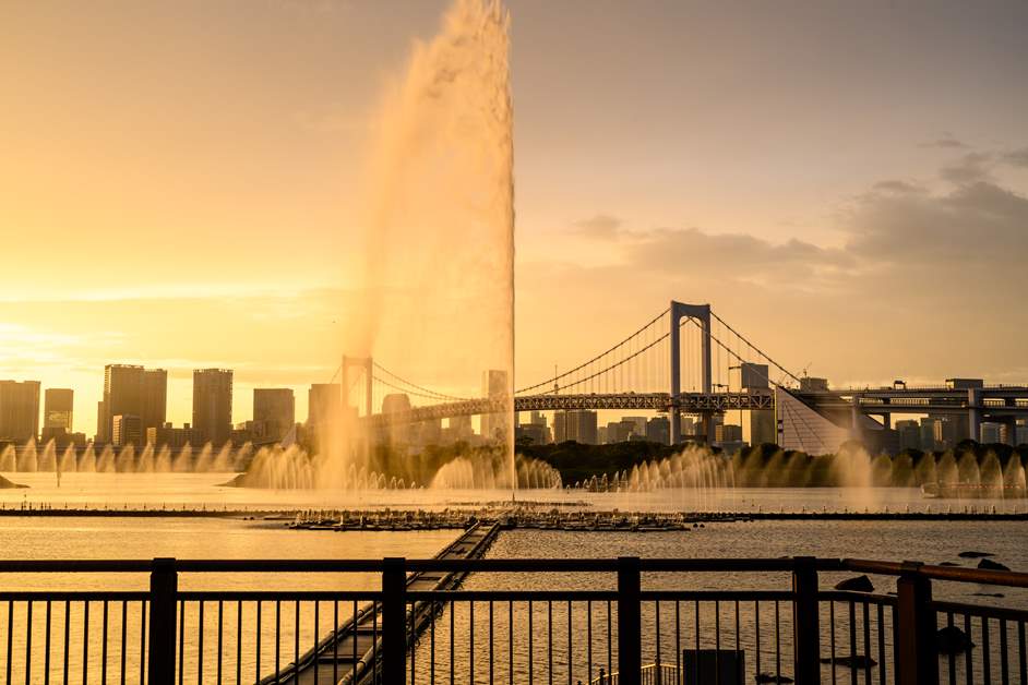 夕景のレインボーブリッジと噴水が調和