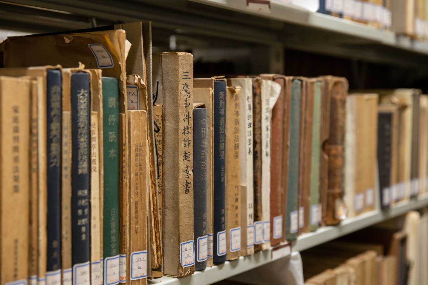 一般的に図書館にない書籍があるのも、寄贈本が多いからです