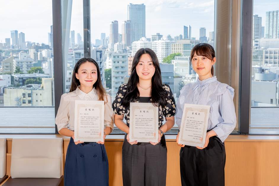 左から村上佳蓮さん、岡部そらさん、西野海音さん
