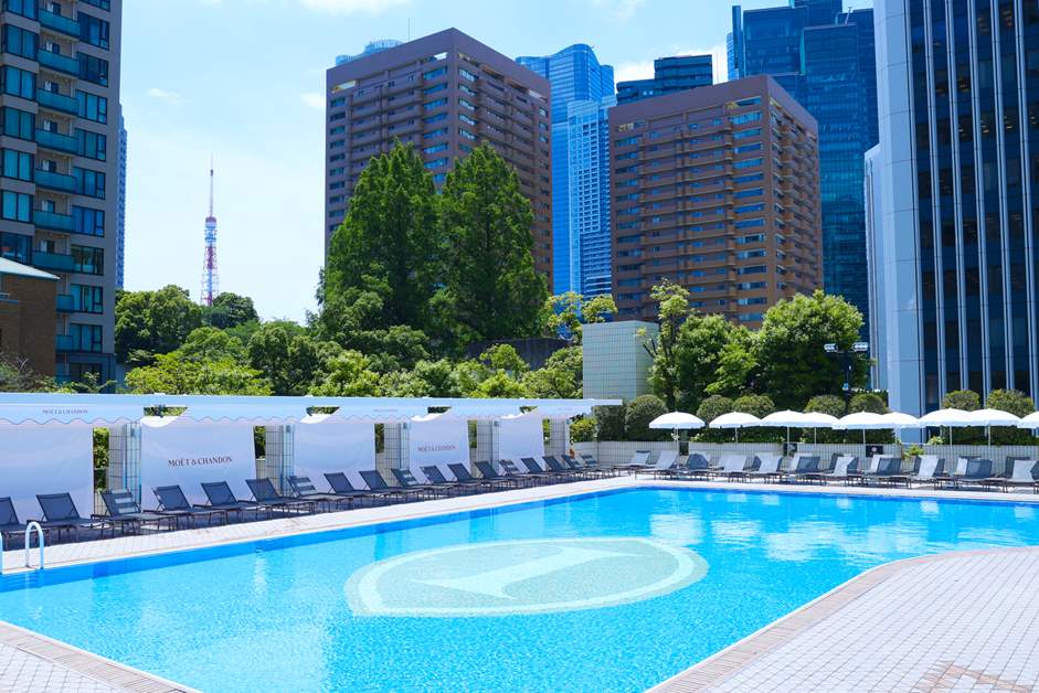 尽享港区的夏日乐趣！在酒店泳池度过优雅时光