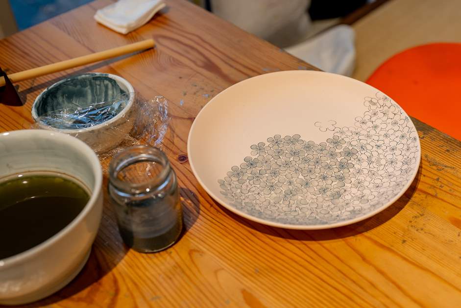 呉須（酸化コバルト）を主成分とする顔料で下絵付け