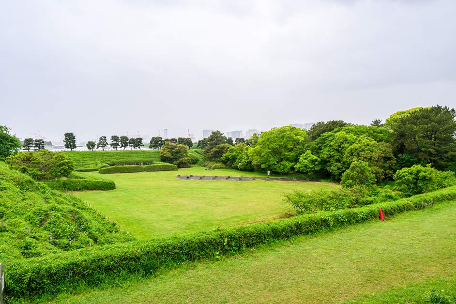台場公園はゆりかもめのお台場海浜公園駅から徒歩15分ほど