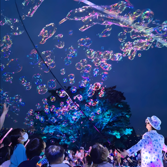 在“Sky Pool”举办的夜间泡泡秀“BUBBLE SHOW”
