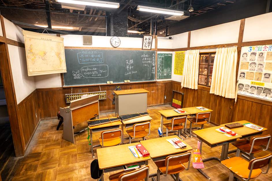 昭和の教室にエアコンなどはなく、夏は窓からの自然の風で涼んでいた