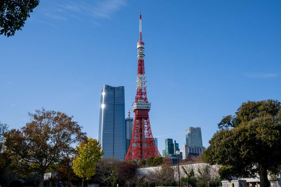 東京タワーの背後に2023年誕生の麻布台ヒルズ森JPタワーが重なる