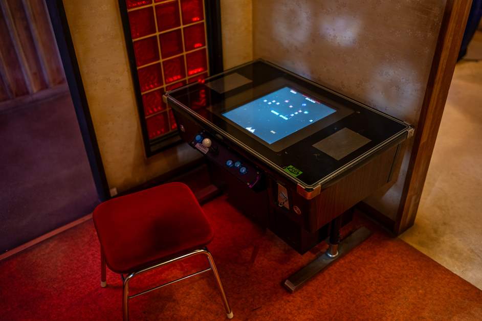 昭和の時代は喫茶店などにも置いてあったテーブル型ゲーム筐体。実際に遊ぶことができる