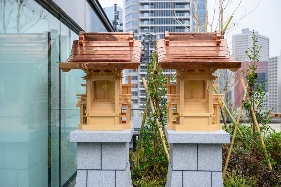 神社の前には朱色の鳥居も
