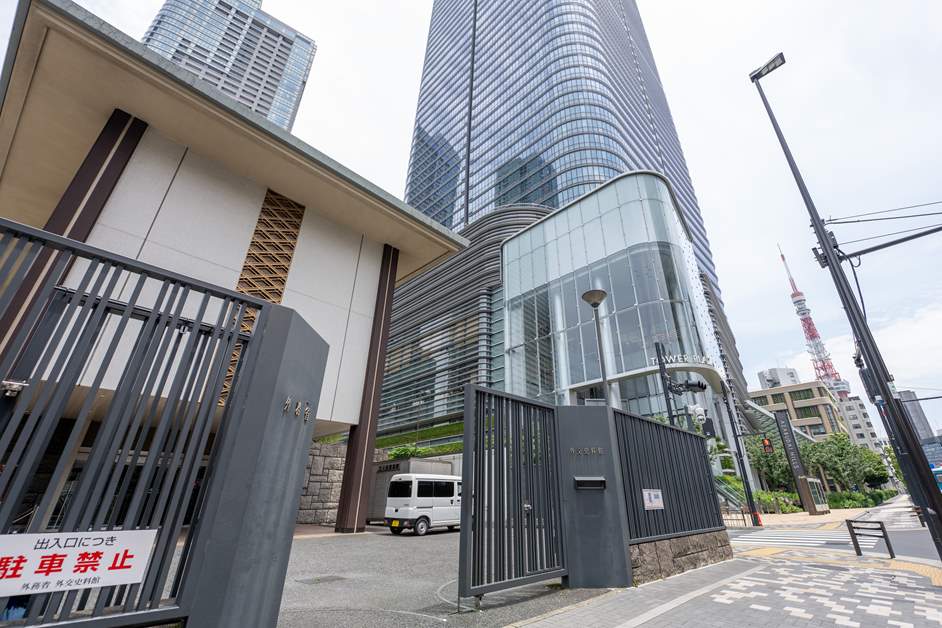 外交史料館の本館と麻布台ヒルズ 森JPタワー