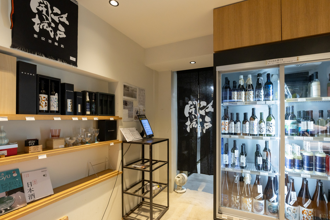 コンパクトな酒蔵の造りから、生産量にも限りがある東京港醸造のお酒。直営ショップでは、その希少な日本酒の試飲・購入が可能です