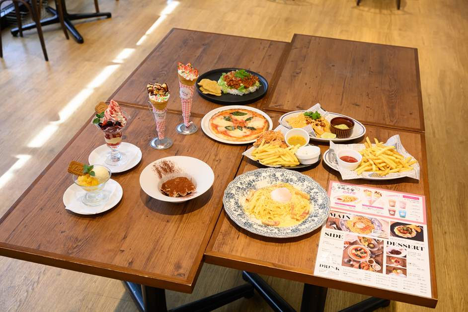 ピザやカルボナーラなどの食事メニューも充実