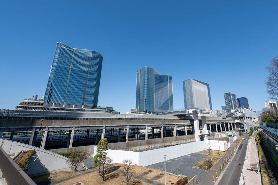 JRの線路を挟んだ高輪ゲートウェイシティの反対側から全容を撮影