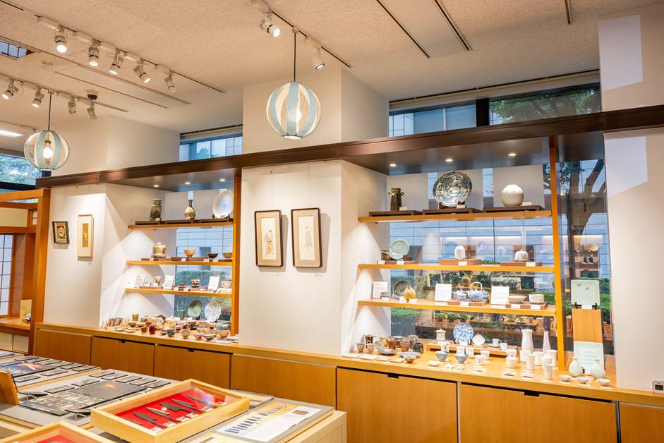 料理がより美味しく感じられそうな伝統的工芸品の皿や茶碗