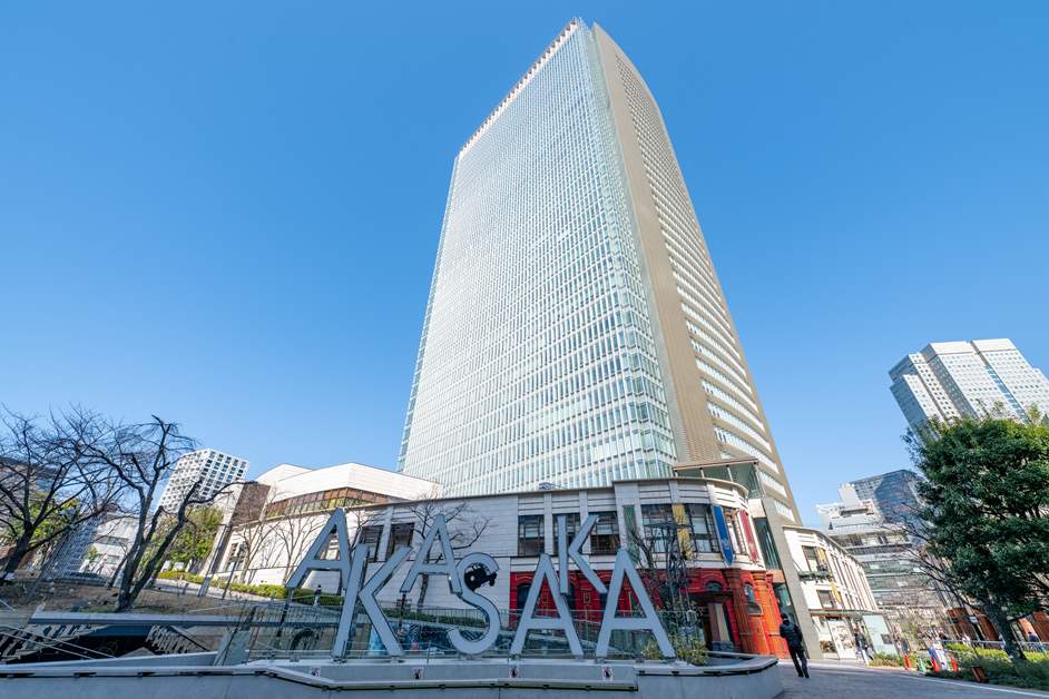 直線的な外観が特徴の赤坂Bizタワー
