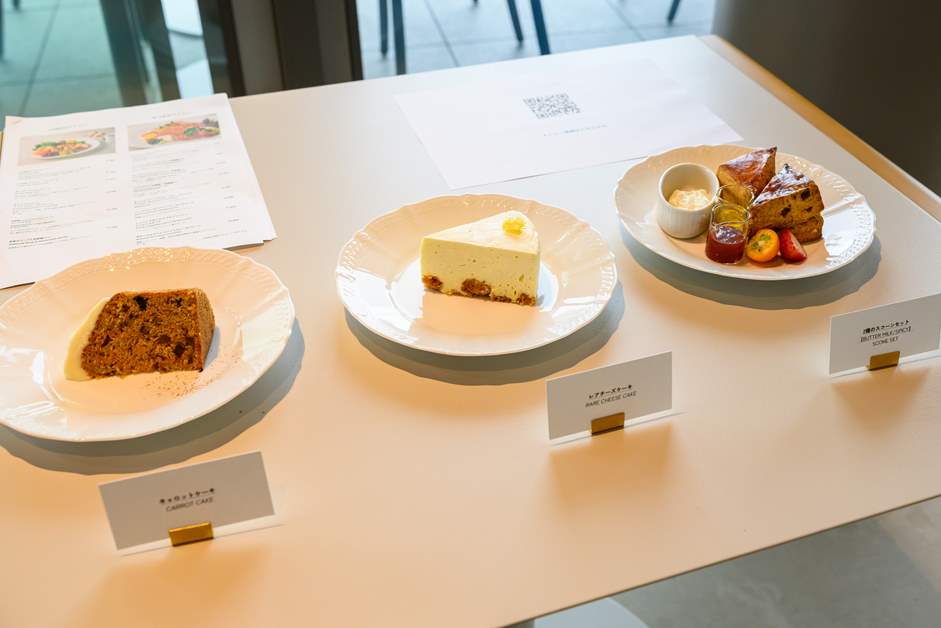 左からキャロットケーキとレアチーズケーキとスコーンセット