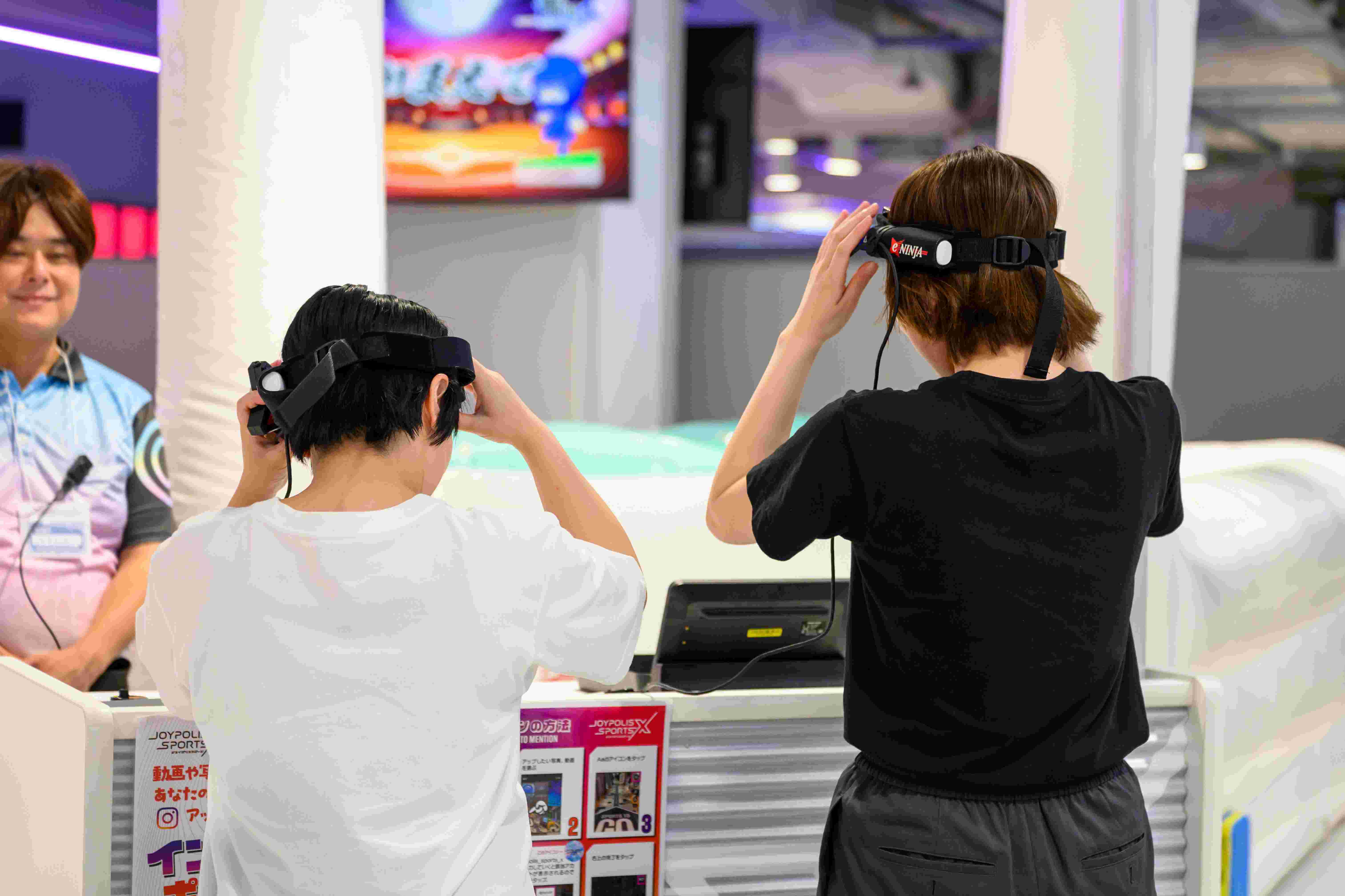 専用ヘッドセットと手裏剣デバイスを装着