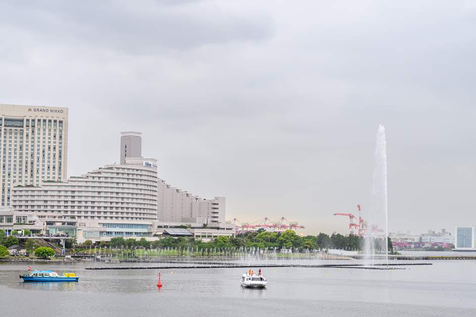 台場公園では混雑を避けて噴水ショーを鑑賞することができる